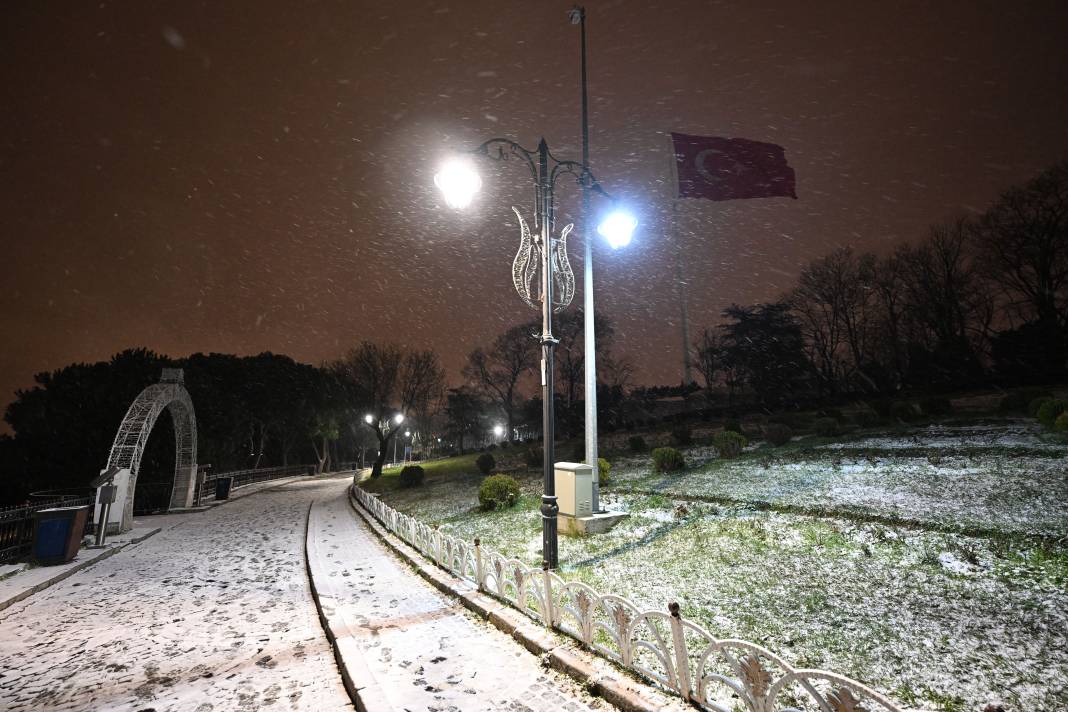 İstanbul'a beklenen kar geldi: Birçok yer beyaza büründü 1