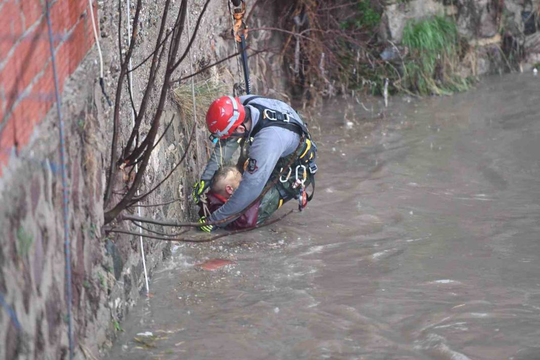 İzmir'de can pazarı: Hurda toplamak için indi mahsur kaldı 4