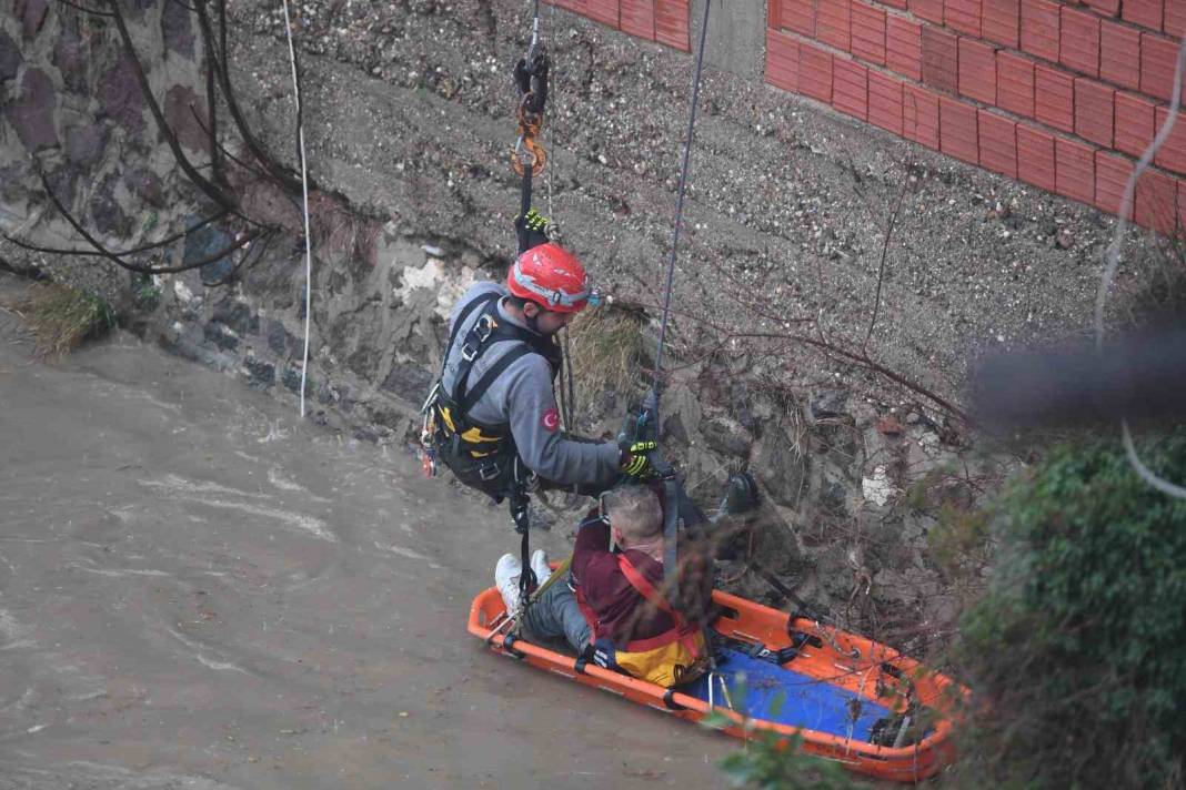 İzmir'de can pazarı: Hurda toplamak için indi mahsur kaldı 3