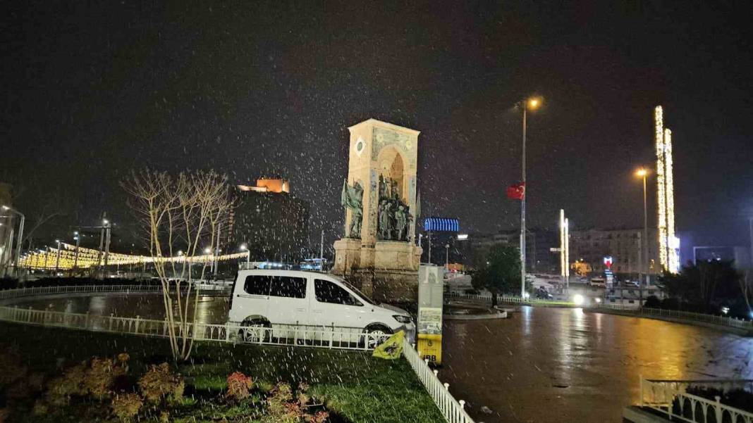 İstanbul'a beklenen kar geldi: Birçok yer beyaza büründü 5