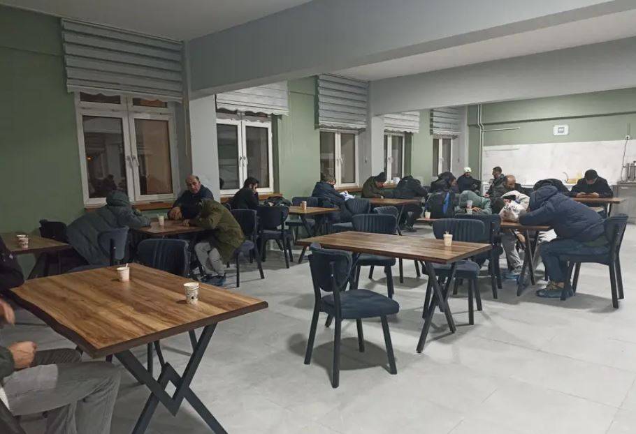 Kar tüm yurdu esir aldı: Yollar kapandı ulaşım durdu 4