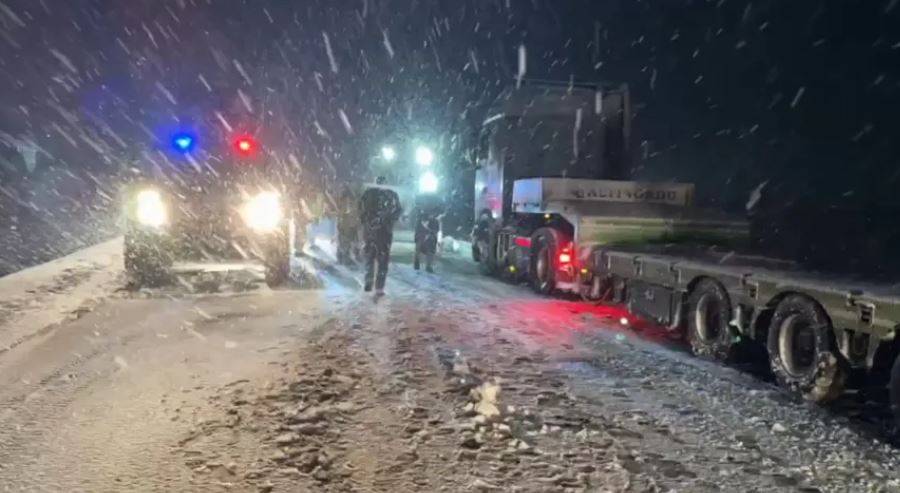 Kar tüm yurdu esir aldı: Yollar kapandı ulaşım durdu 5