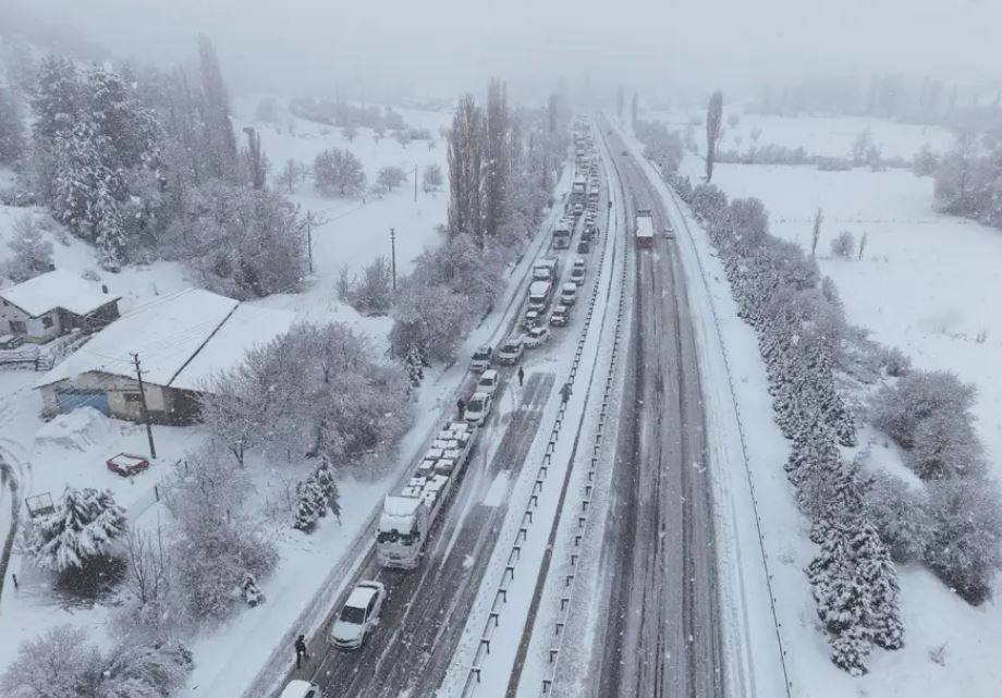 Kar tüm yurdu esir aldı: Yollar kapandı ulaşım durdu 3