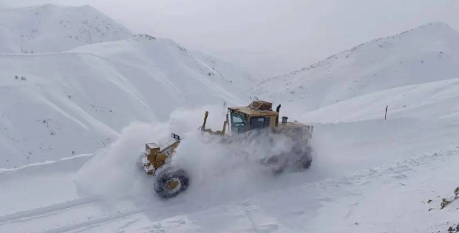 Kar tüm yurdu esir aldı: Yollar kapandı ulaşım durdu 2