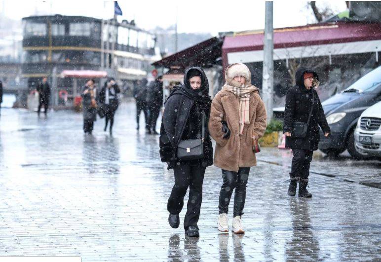 İstanbul’da kar bitmiyor! 2 uzmandan gece yarısı ve yarın için kritik uyarı 7