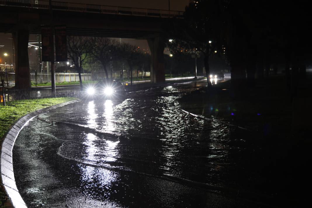 İzmir'i gece yarısı vuran sağanak: Kordon sular altında kaldı 1