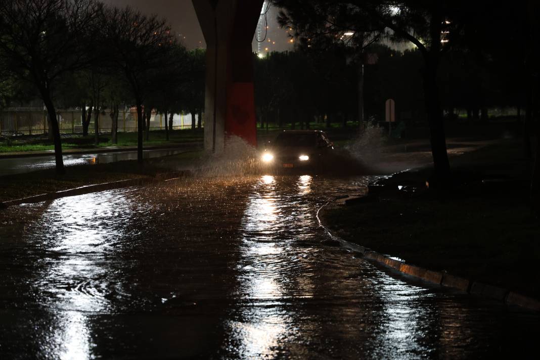 İzmir'i gece yarısı vuran sağanak: Kordon sular altında kaldı 12