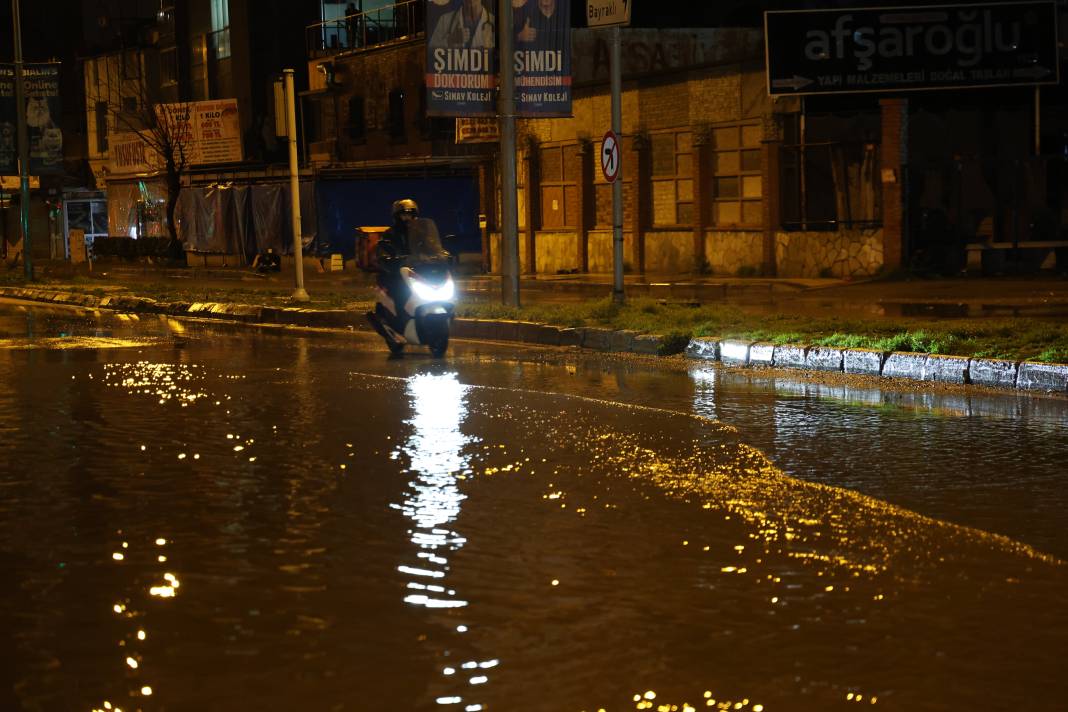 İzmir'i gece yarısı vuran sağanak: Kordon sular altında kaldı 5