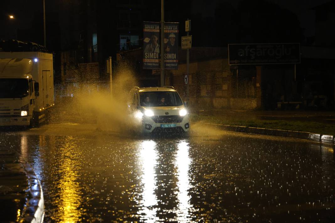 İzmir'i gece yarısı vuran sağanak: Kordon sular altında kaldı 10