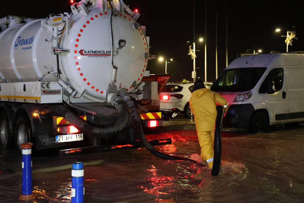 İzmir'i gece yarısı vuran sağanak: Kordon sular altında kaldı 11