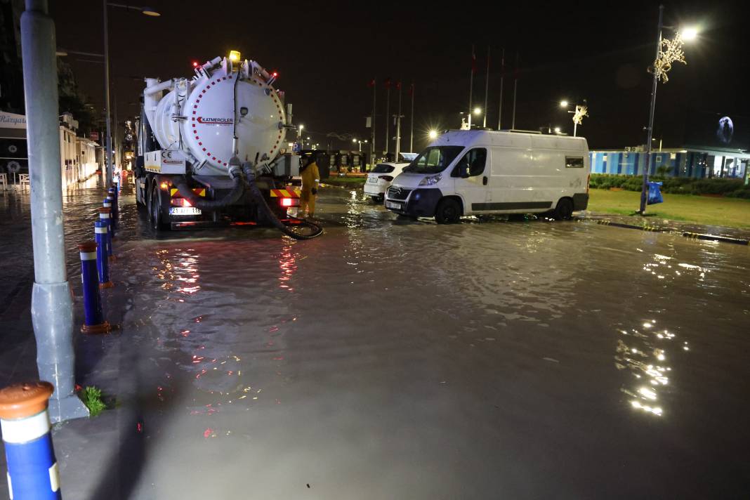 İzmir'i gece yarısı vuran sağanak: Kordon sular altında kaldı 3