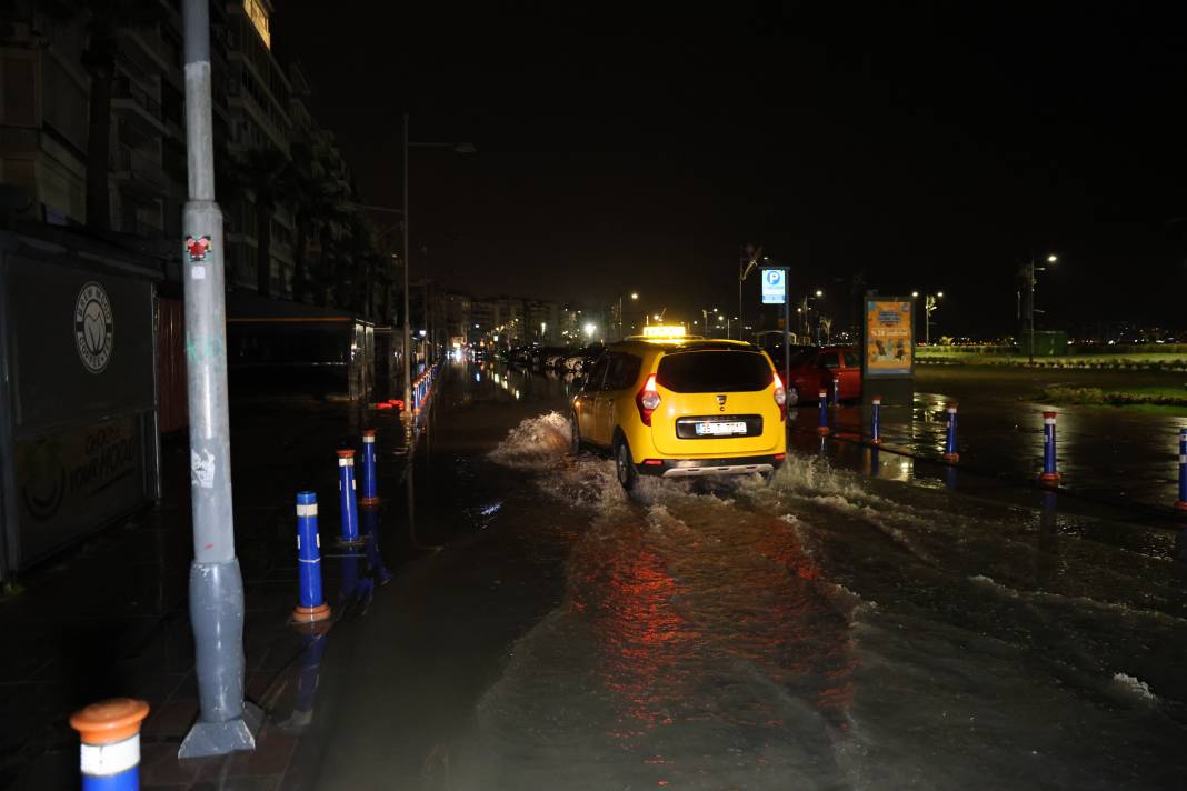 İzmir'i gece yarısı vuran sağanak: Kordon sular altında kaldı 2