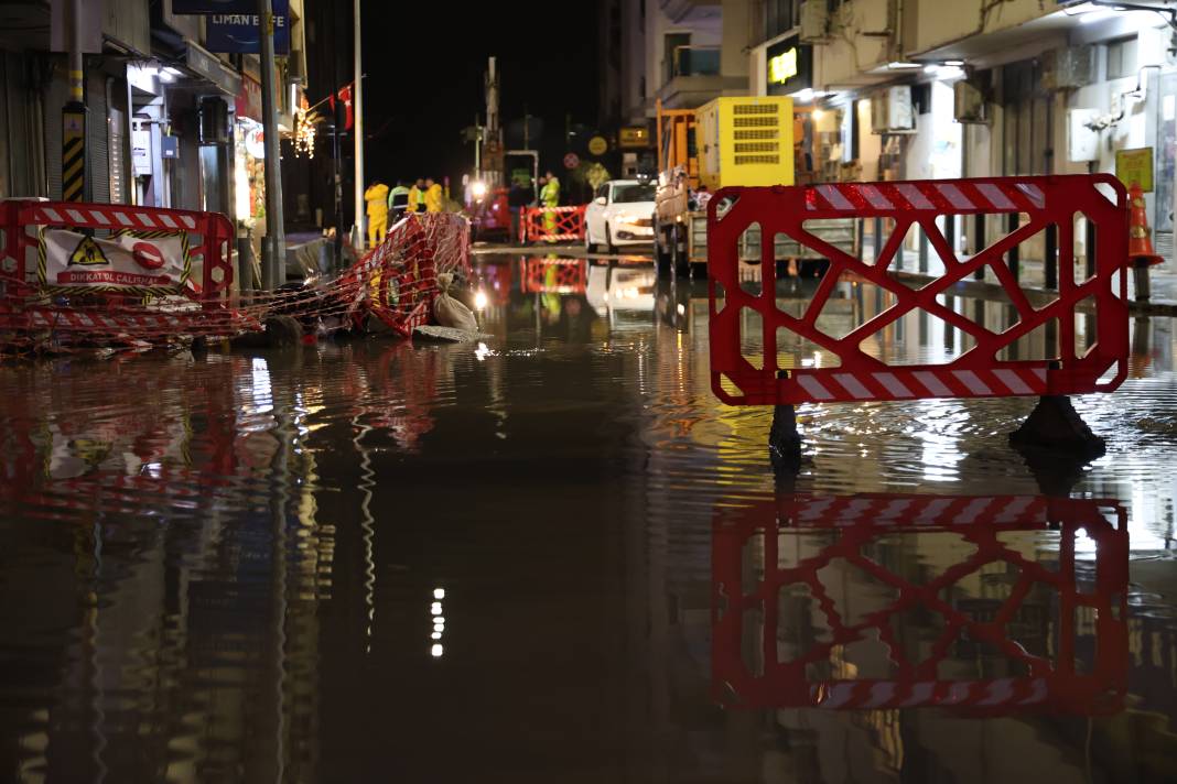 İzmir'i gece yarısı vuran sağanak: Kordon sular altında kaldı 4
