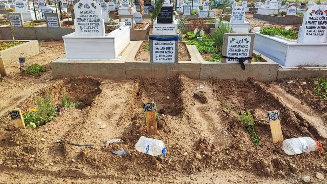 Bu mezarlığa giren ölüler kayboluyor! DNA testi yapılan cenazeler ailelere geri veriliyor: Kabirlerin çoğu çökük 1