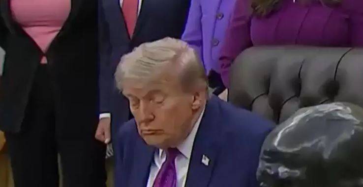 Trump kameralara uyurken yakalandı: Biden'a "uykucu" diyerek dalga geçiyordu 4