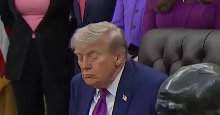 Trump kameralara uyurken yakalandı: Biden'a "uykucu" diyerek dalga geçiyordu 3