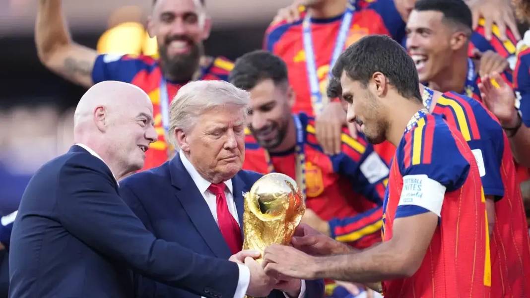 Trump Dünya Kupası finalinde gündem oldu: Kupa törenindeki hareketi olay yarattı 6