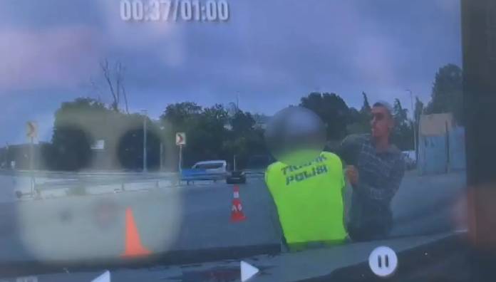 Fatih'te dehşet anları! Soru sorma bahanesiyle polise bıçakla saldırdı: O anlar kamerada 2