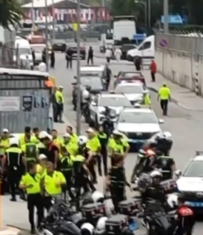 Fatih'te dehşet anları! Soru sorma bahanesiyle polise bıçakla saldırdı: O anlar kamerada 7
