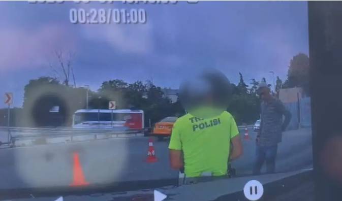 Fatih'te dehşet anları! Soru sorma bahanesiyle polise bıçakla saldırdı: O anlar kamerada 1