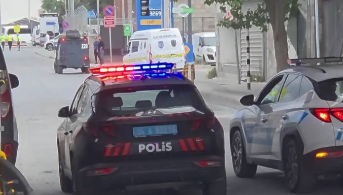Fatih'te dehşet anları! Soru sorma bahanesiyle polise bıçakla saldırdı: O anlar kamerada 10
