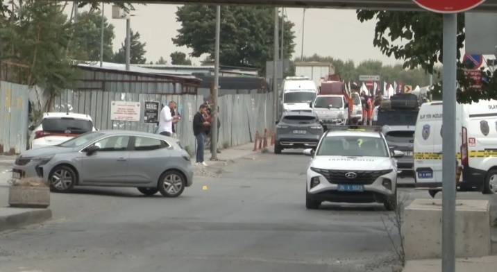 Fatih'te dehşet anları! Soru sorma bahanesiyle polise bıçakla saldırdı: O anlar kamerada 8