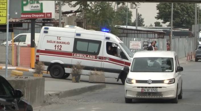 Fatih'te dehşet anları! Soru sorma bahanesiyle polise bıçakla saldırdı: O anlar kamerada 9