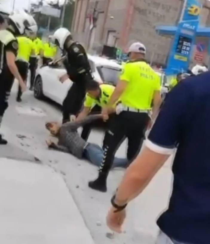 Fatih'te dehşet anları! Soru sorma bahanesiyle polise bıçakla saldırdı: O anlar kamerada 6
