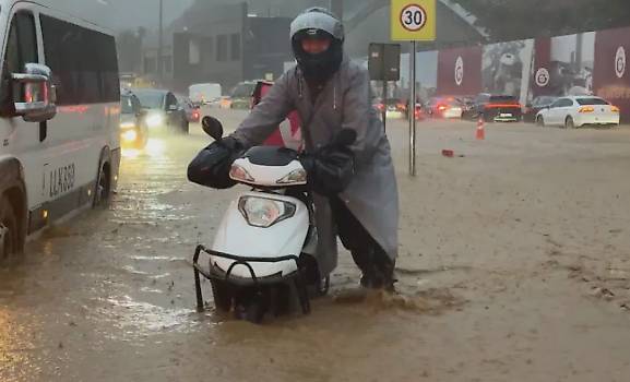İstanbul’daki rekor selin arkasında El Nino mu var? Felaketin 3 nedenini meteoroloji uzmanı açıkladı! 8