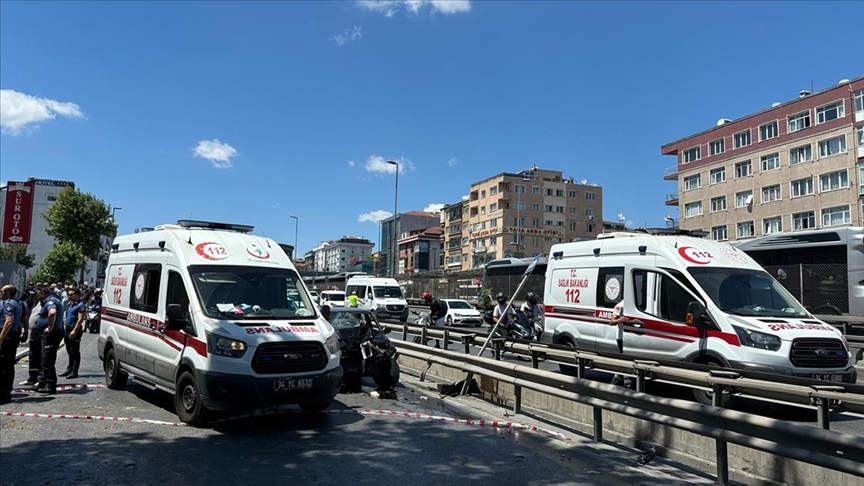 İstanbul'da elektrik direği yayaların üstüne devrildi: 5 kişi yaralandı