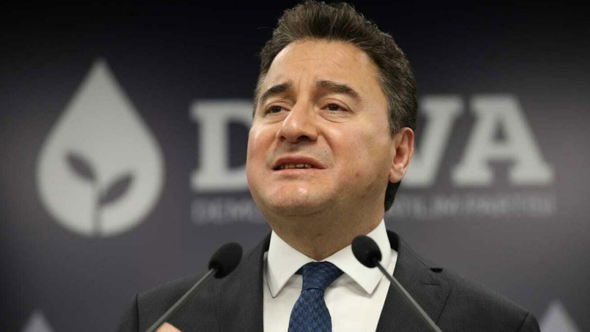 Babacan'dan, Erdoğan'ı protesto eden 9 kişinin tutuklanmasına tepki: Gözdağıdır, bu yanlıştan dönülmeli