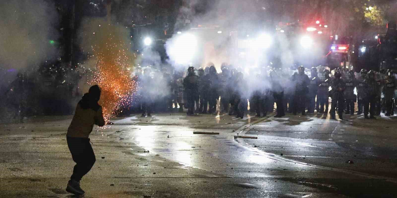 Gürcistan'da göstericilerle polis arasında şiddetli çatışma: 298 gözaltı, 143 polis yaralandı