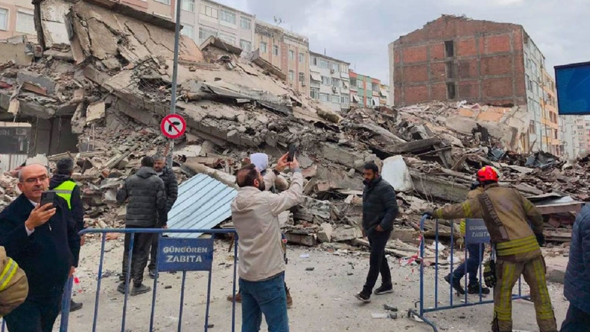 Güngören'de bina çöktü!