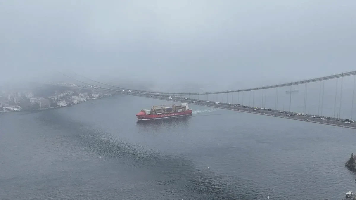 İstanbul Boğazı'nda gemi trafiği askıya alındı