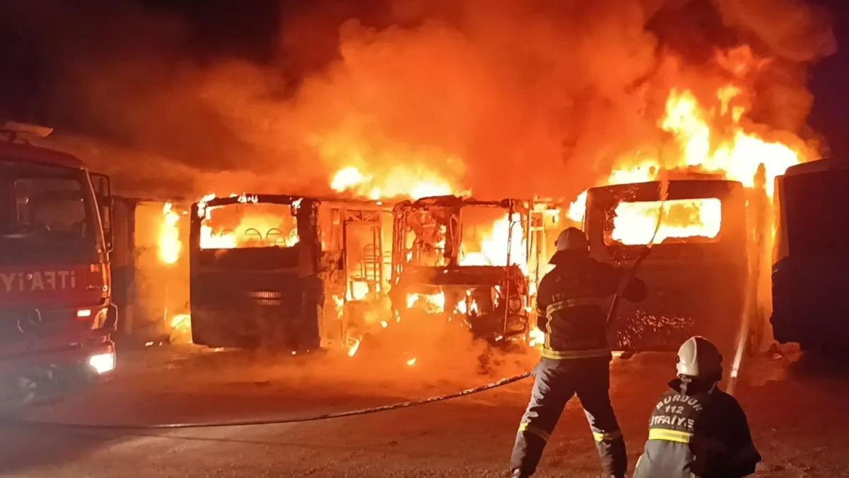 Burdur'da yangın: 5 halk otobüsü hurdaya döndü