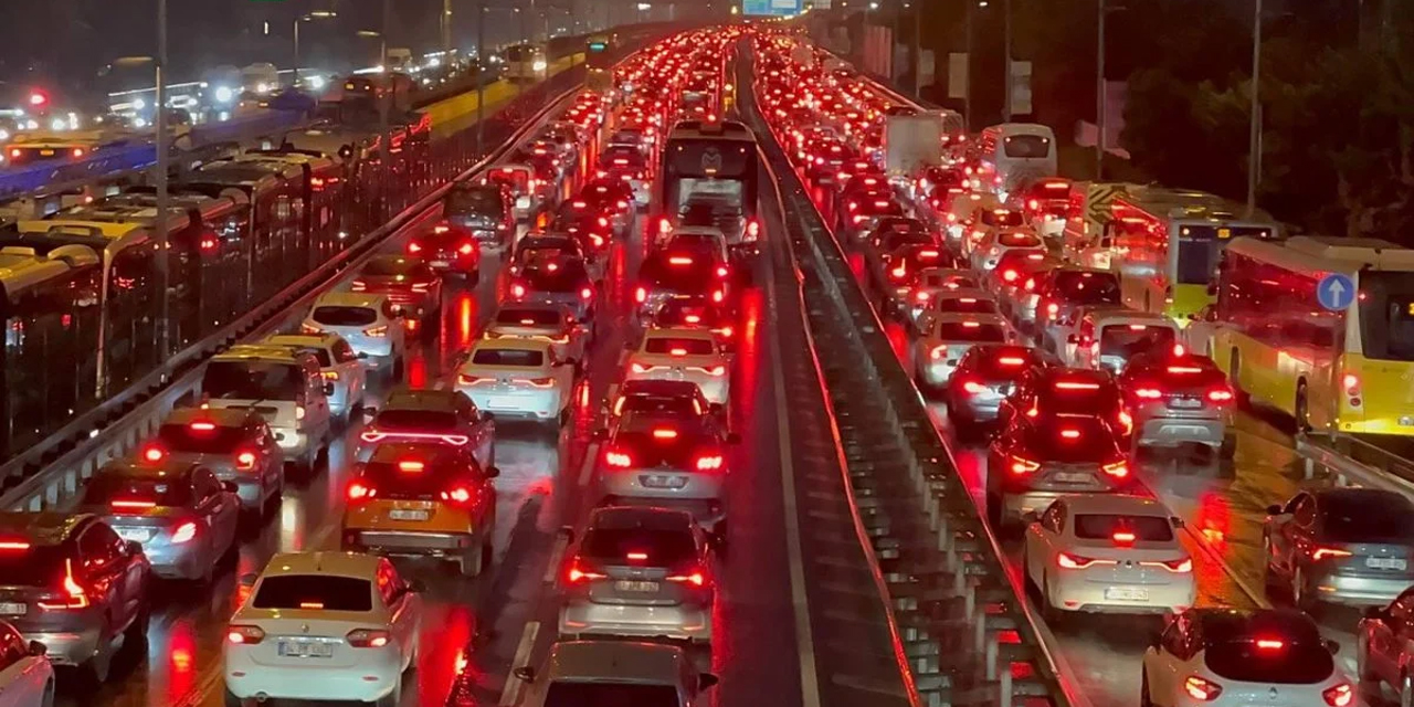 İstanbul'da şiddetli yağış trafiği felç etti: Trafik yoğunluğu yüzde 90'ı buldu