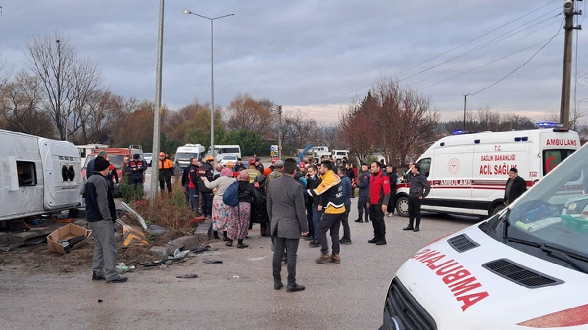 Okul servisi İle TIR çarpıştı: 26 yaralı, 8 öğrencinin durumu ağır