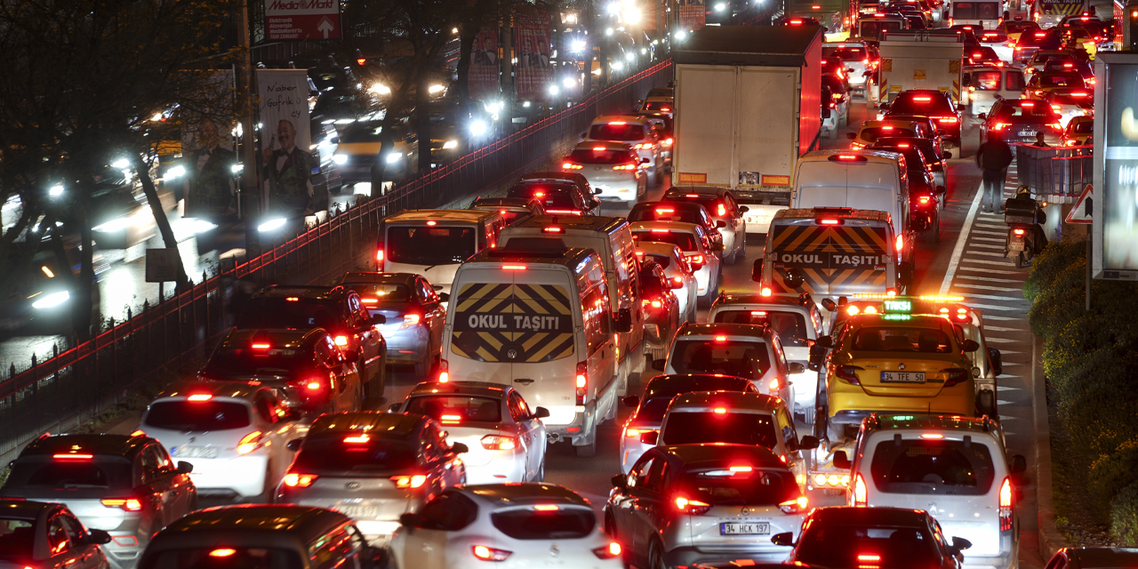 İstanbul'da trafik felç oldu: Yoğunluk yüzde 80'e ulaştı