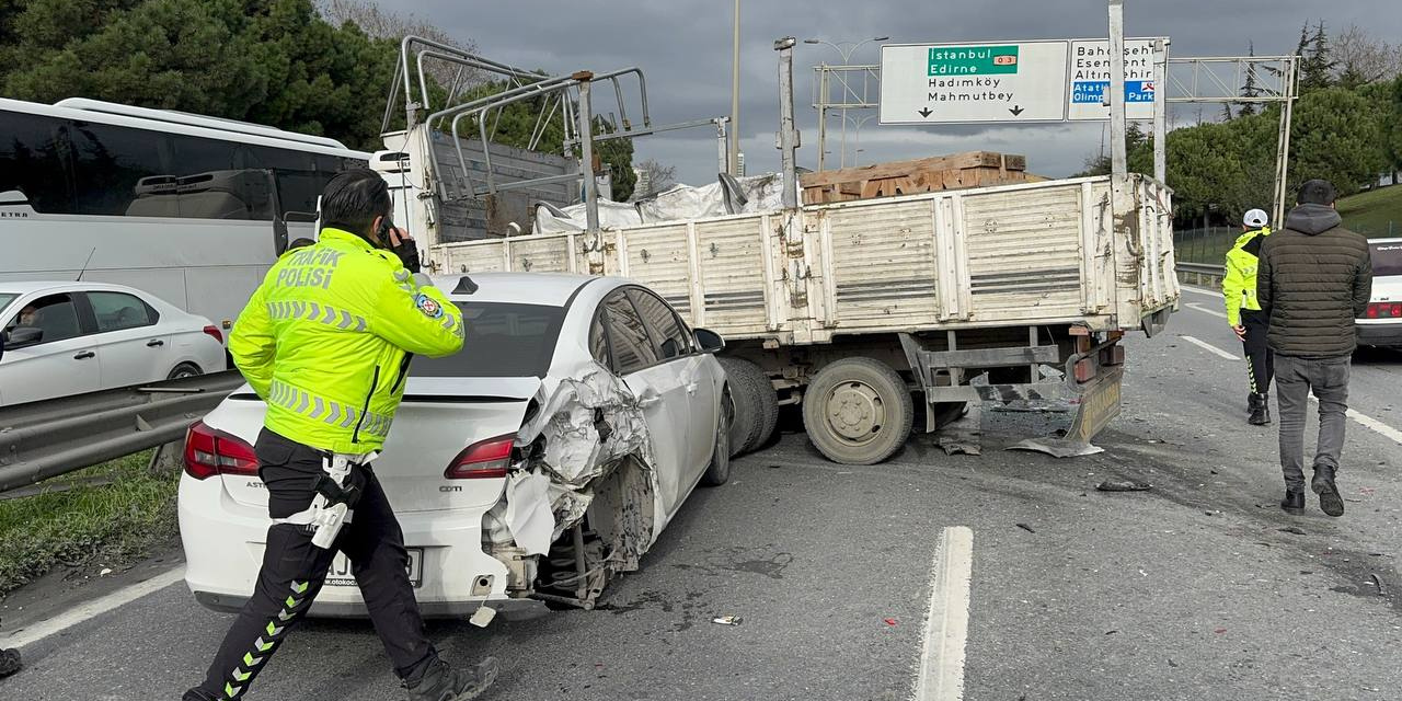 İstanbul'da zincirleme kaza: 4'ü çocuk 8 yaralı