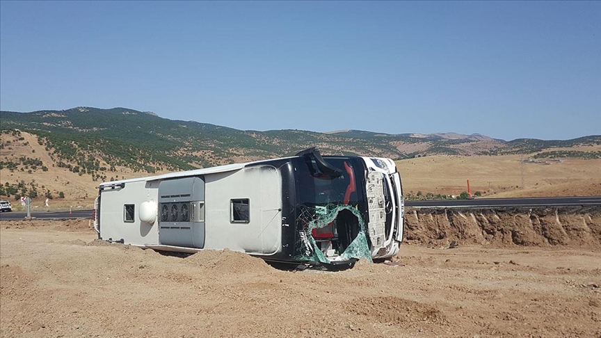 Bingöl'de yolcu otobüsü devrildi: 14 yaralı