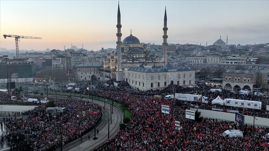 İstanbul’da Filistin’e destek yürüyüşü: Binlerce kişi bir araya geldi