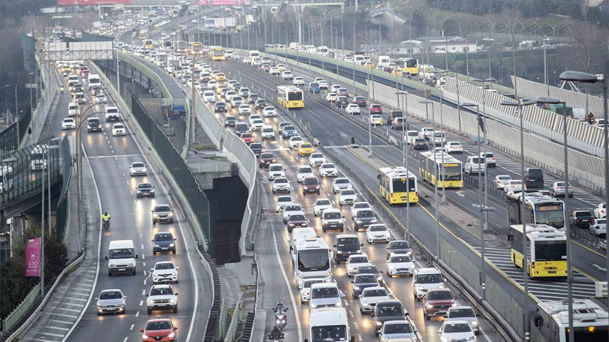 İstanbul'da trafik yoğunluğu için kırmızı alarm: Yüzde 78'e ulaştı