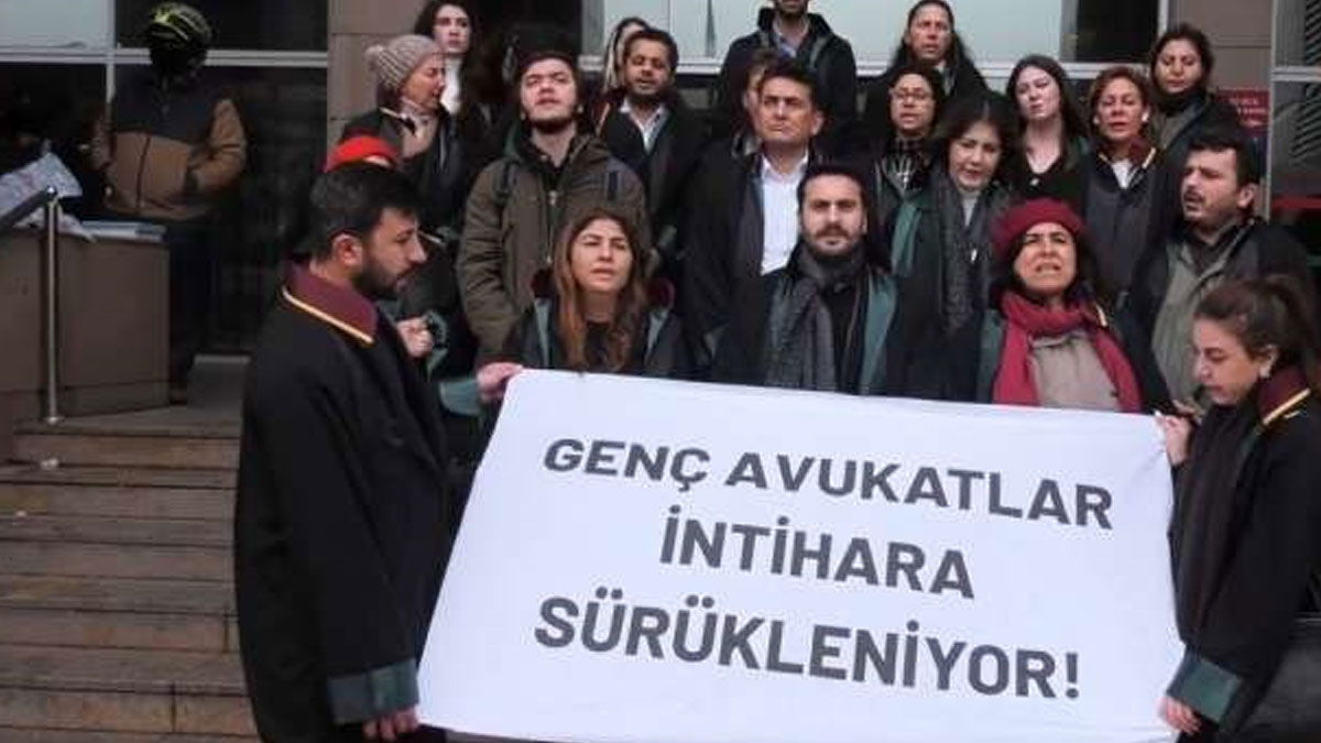 Hukukçu intiharlarına karşı İstanbul Adliyesi önünde tepki