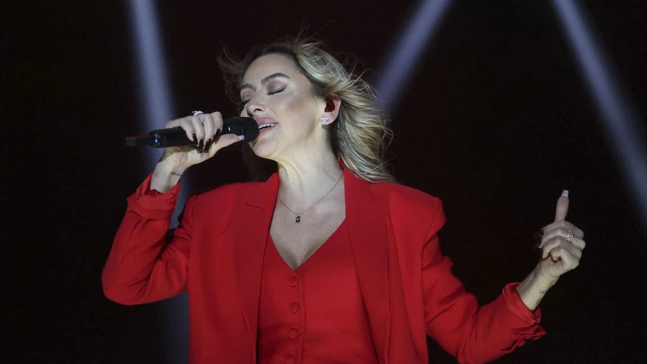 Hadise'den aşk pozu! Yönetmen Şenol Sönmez ile ilk kareyi paylaştı