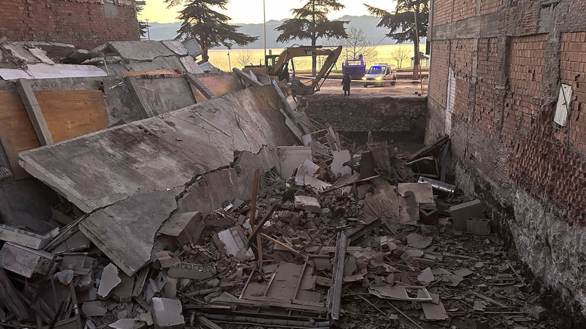Isparta'da 3 katlı bina kendiliğinden çöktü