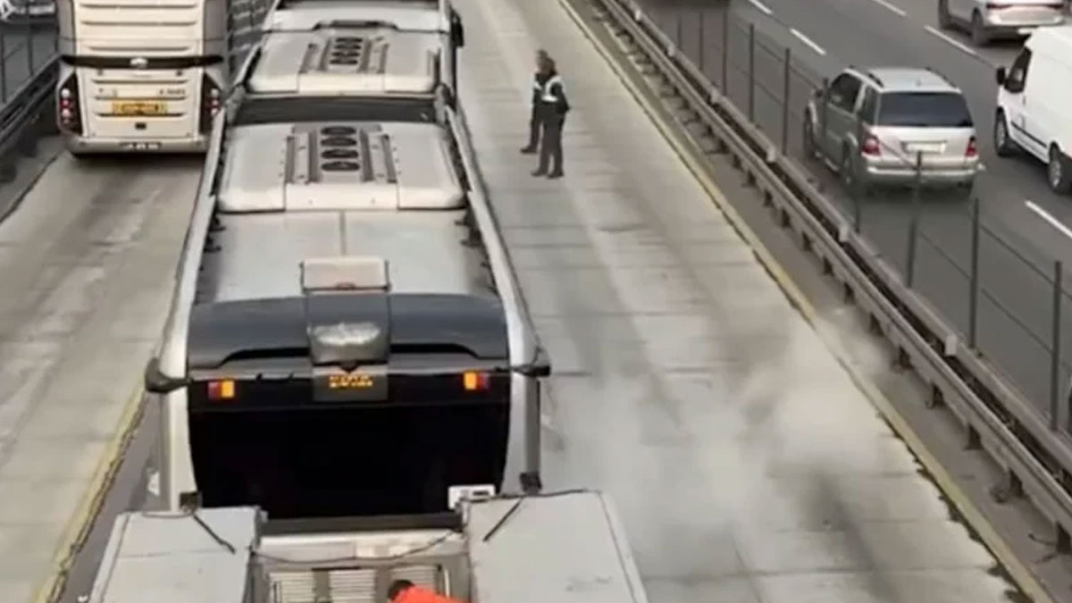 Bahçelievler'de metrobüs arızası: Yolcular tahliye edildi