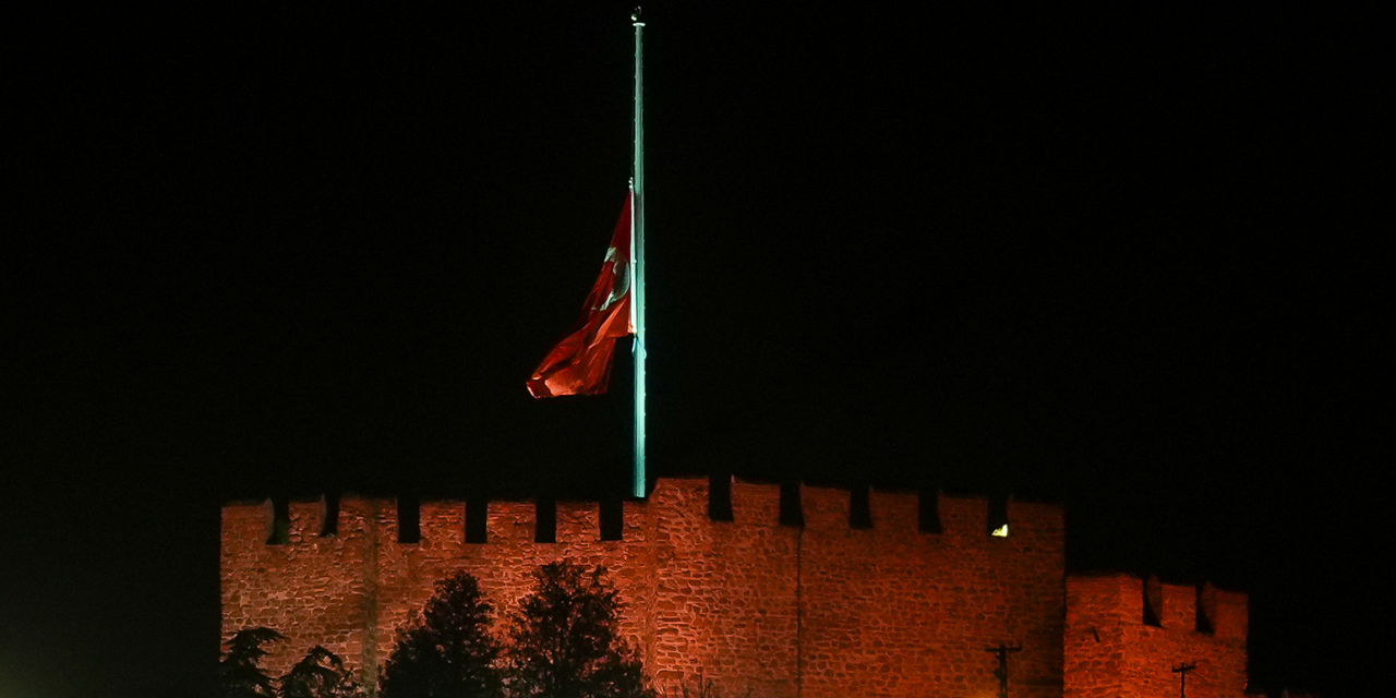 Milli yas nedeniyle bayraklar yarıya indirildi