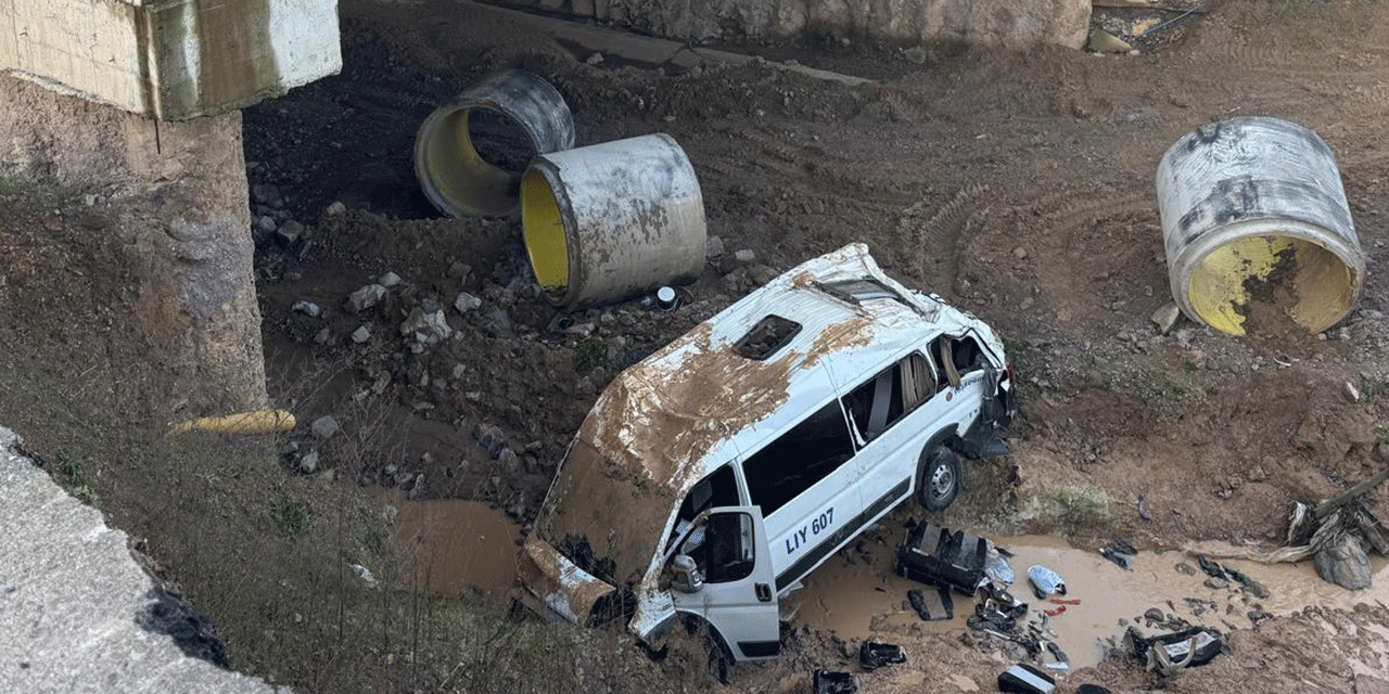 İstanbul'da servis minibüsü şarampole yuvarlandı: Çok sayıda yaralı var