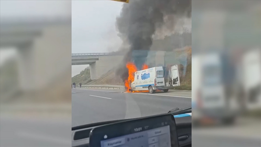 Sancaktepe’de minibüs alev alev yandı! O anlar kamerada