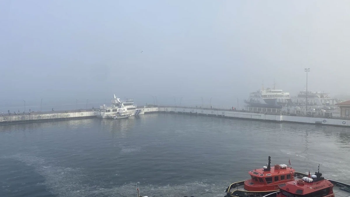Boğaz sisle kaplandı, trafik durduruldu